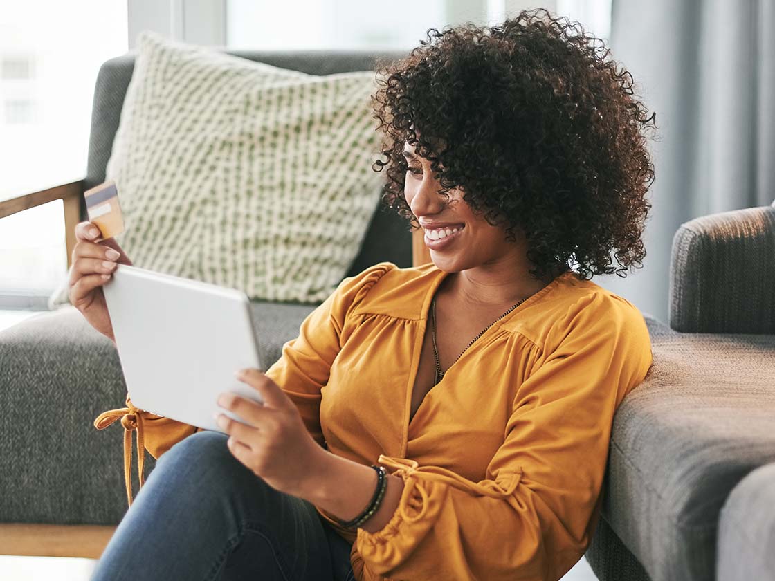 ClickToPay_HorizontalFeature_WomanUsingTabletForShoppingOnline Woman using tablet for shopping online